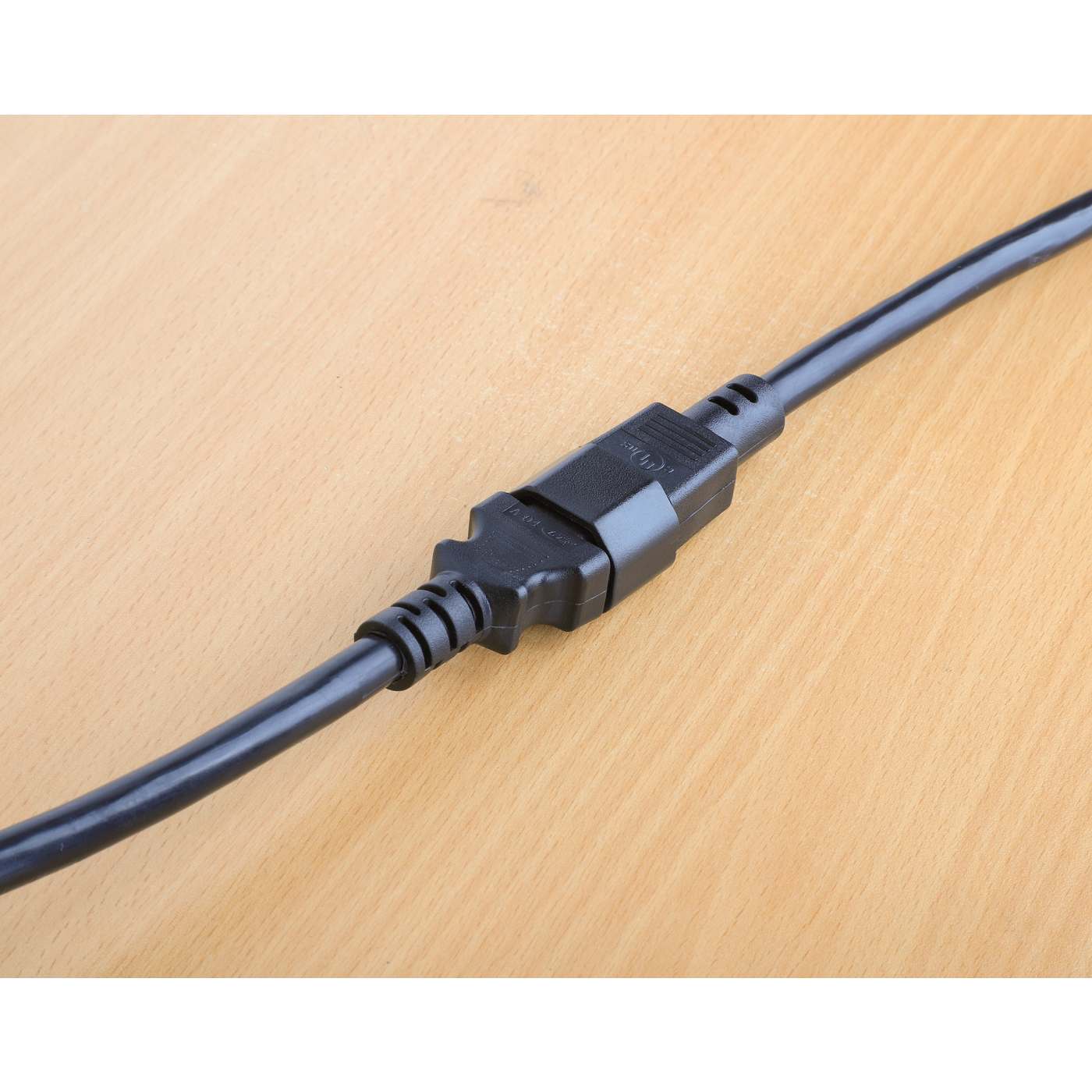 Cable de extensión de alimentación C13 a C14, 3 ft. Image 4